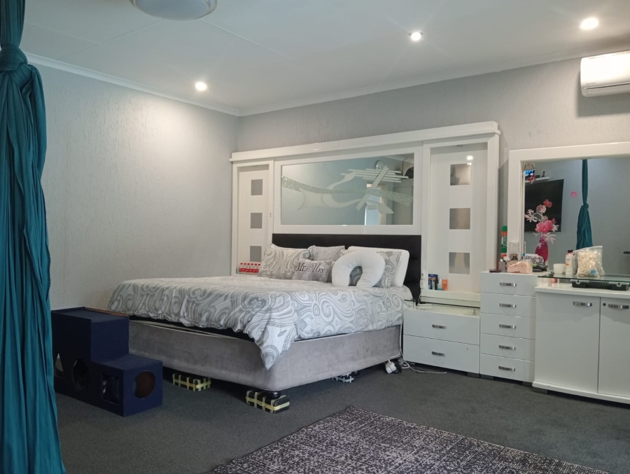 4 Bedroom Property for Sale in Safari Gardens North West